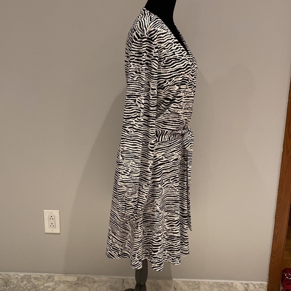 H&M black/white zebra striped dress size medium - Picture 5 of 8